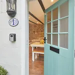 Host & Stay - Dolphin Cottage 1736