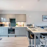 Madeline\'S View -A Smart And Modern 1 Bed Property With The Bonus Of A Large Driveway Parking Area