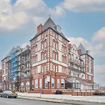 Host & Stay - 3 Metropole Towers