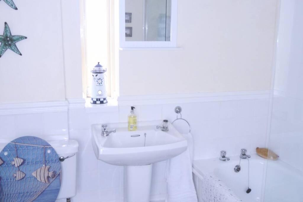 Kikas Cottage, Rear 89 Church Street, White Horse Yard * Whitby