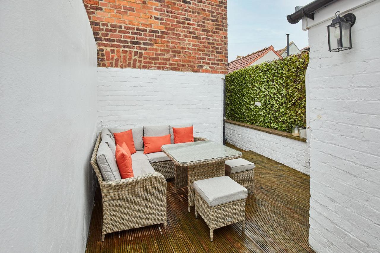 Host & - Hutton House *