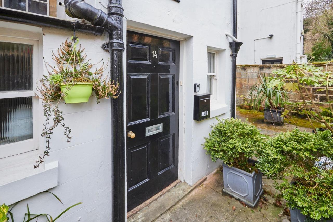 Host & - Scoresby Place * Whitby