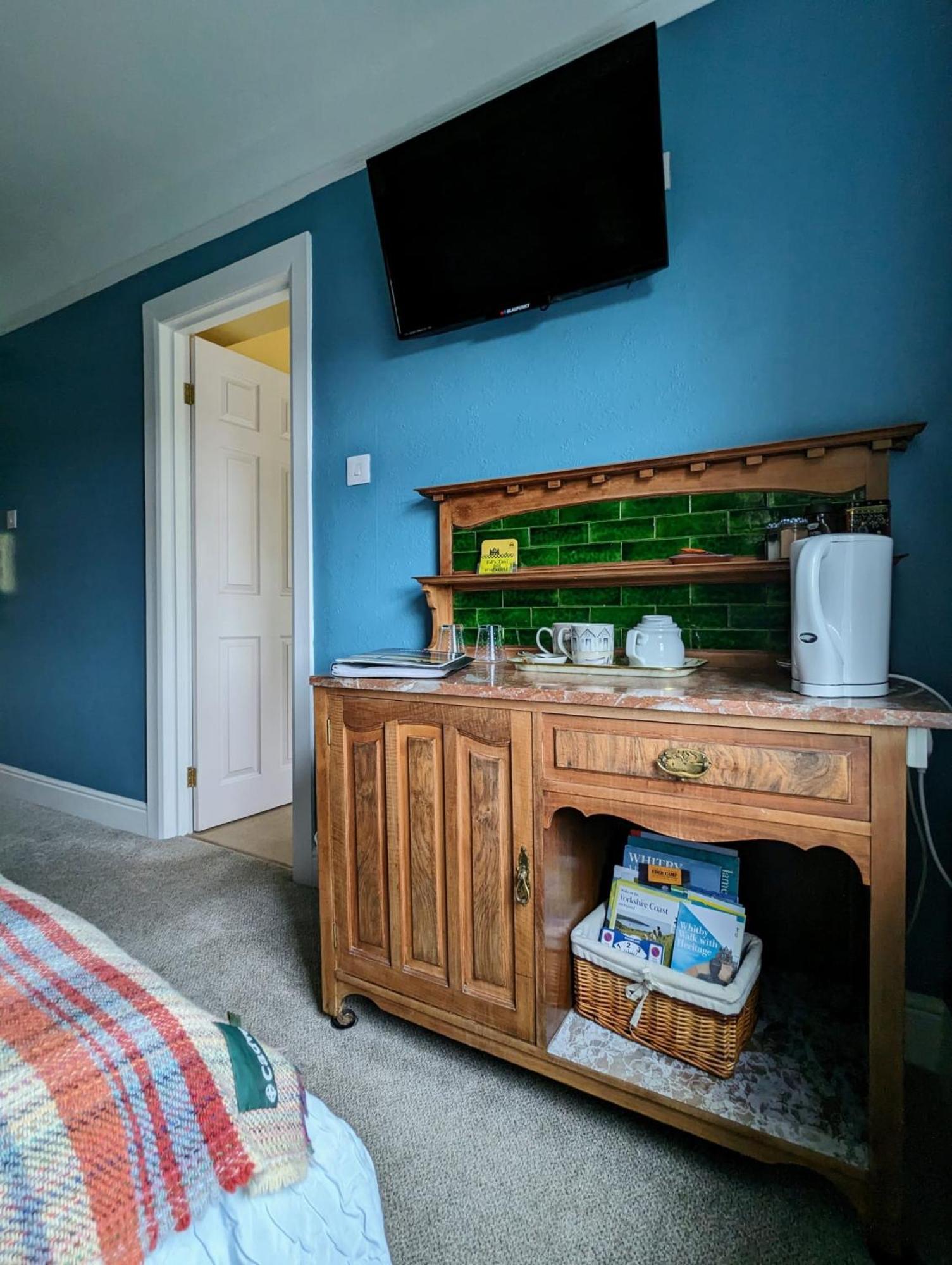 Bed & Breakfast Number 18 *