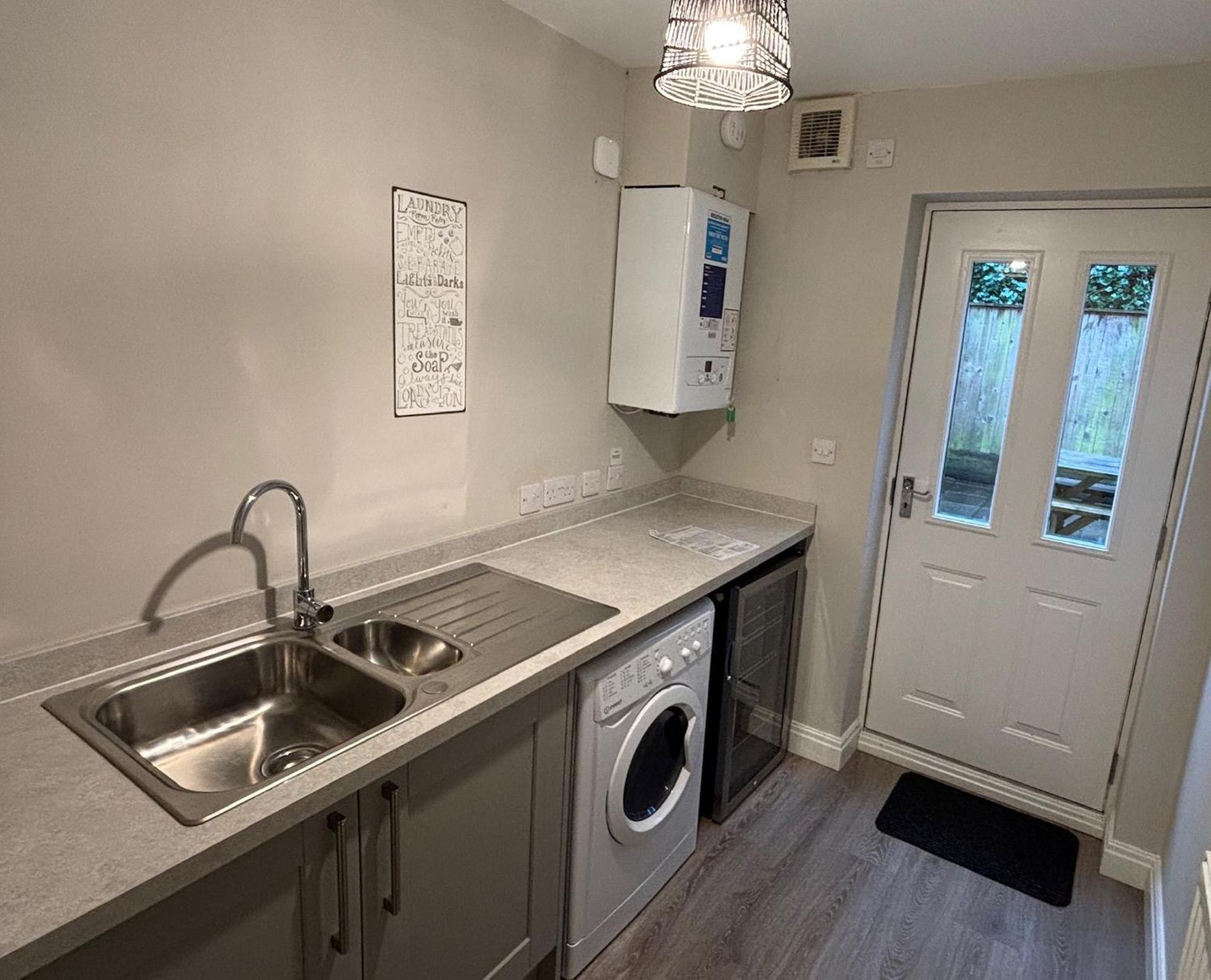 Stylish & Spacious Harbour-view Townhouse With Parking Whitby