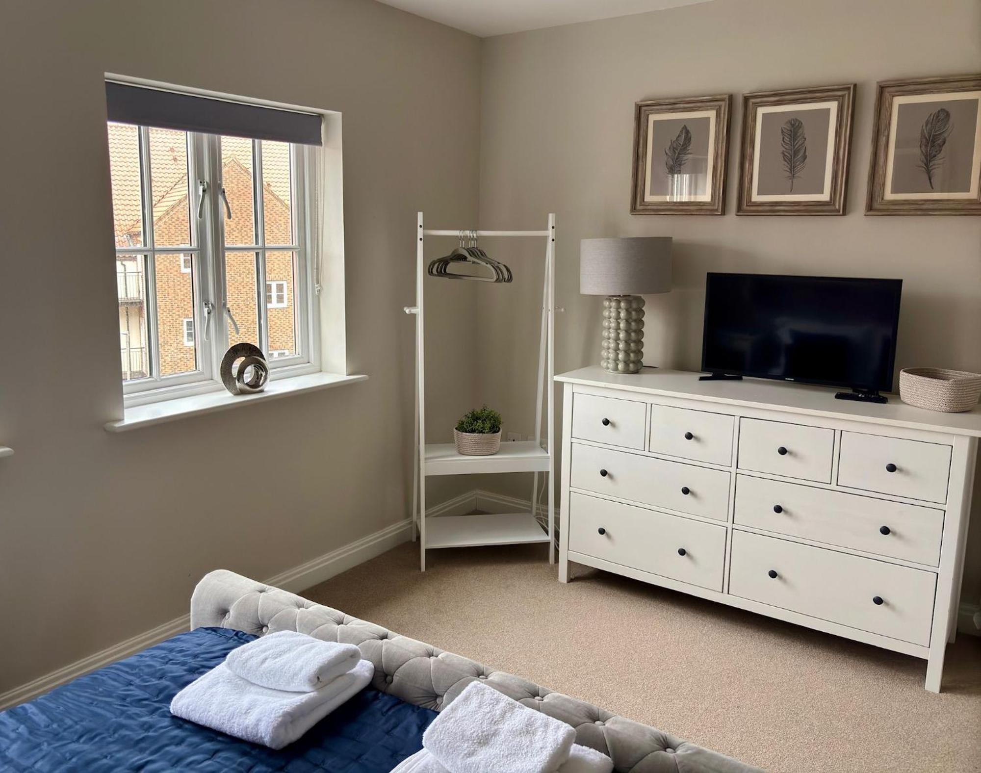 Stylish & Spacious Harbour-view Townhouse With Parking Whitby
