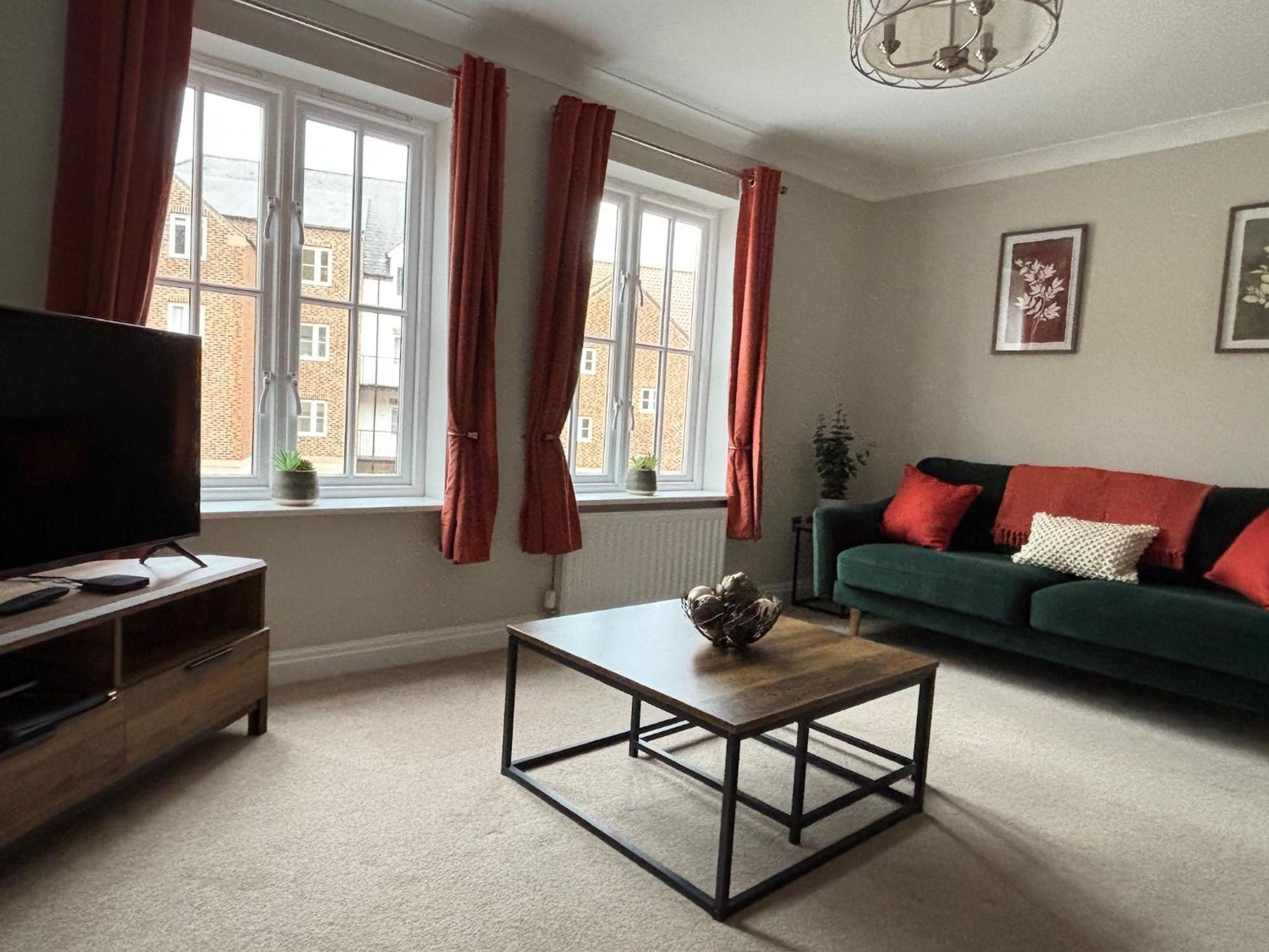 Stylish & Spacious Harbour-view Townhouse With Parking * Whitby