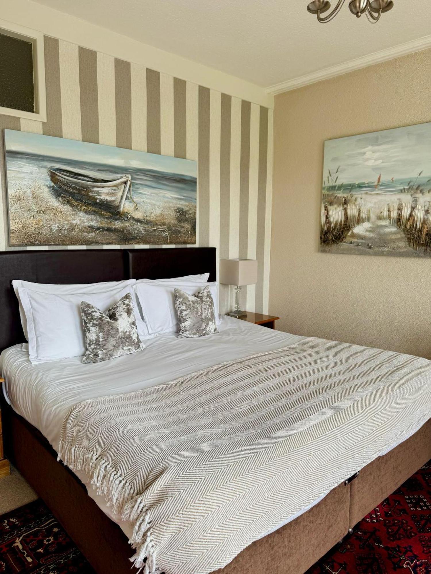 The White House Inn - Whitby Inn