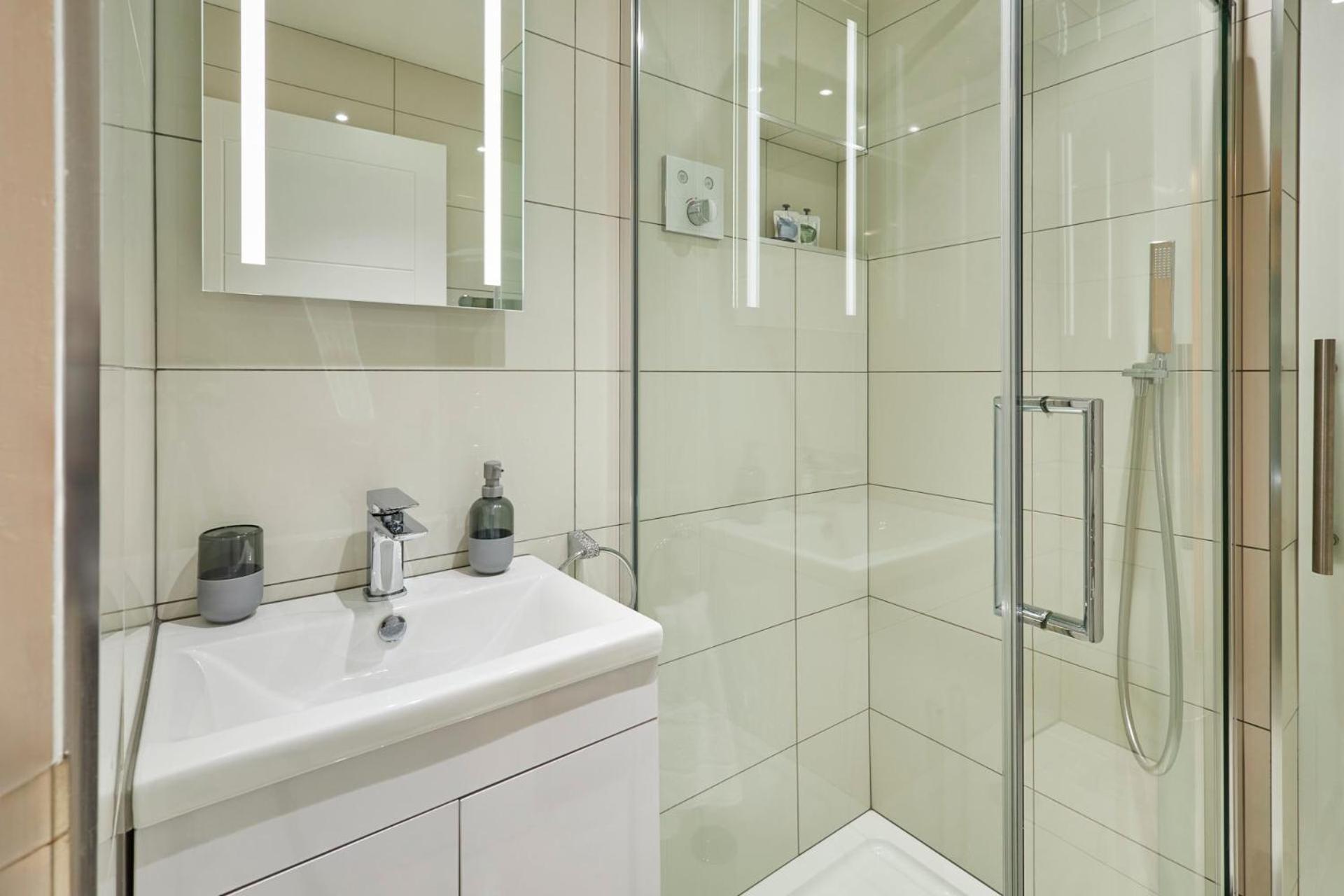 Host & - 3 Metropole Towers * Whitby