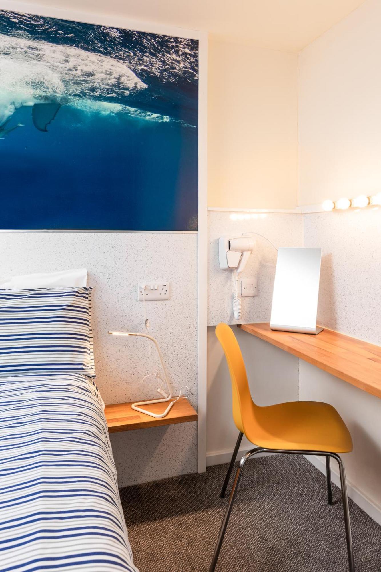 Compact Room, Free Private Parking Apartment Whitby