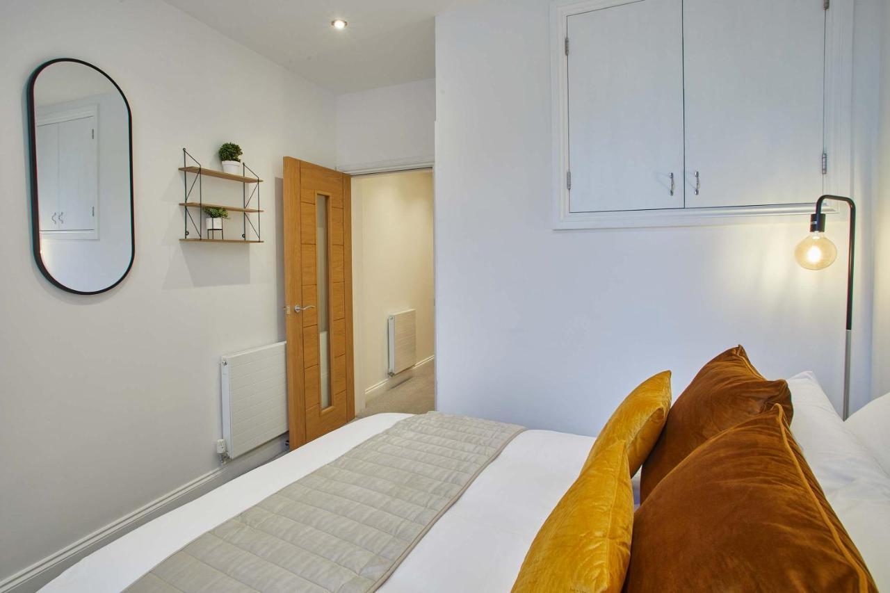 Host & - One, Hudsons Yard House Apartment Whitby