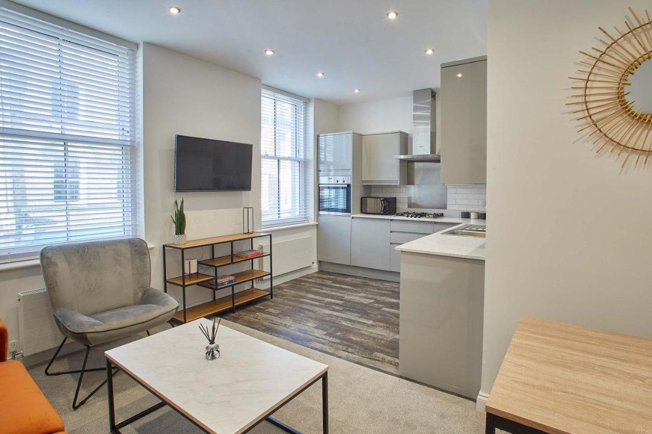 Host & - One, Hudsons Yard House Apartment Whitby