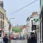 Cosy 400Yr Old Cottage, Flowergate, Whitby, Sleeps 6