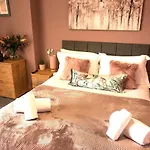 Elysium Holiday Lets - Elysium Suite, Stunning Apartment By The Beach
