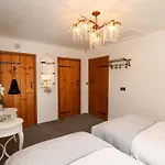 Crossbutts Farmhouse