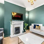 New! - Beautiful 5 Bed Home In Central Whitby - Hot-Tub - Parking