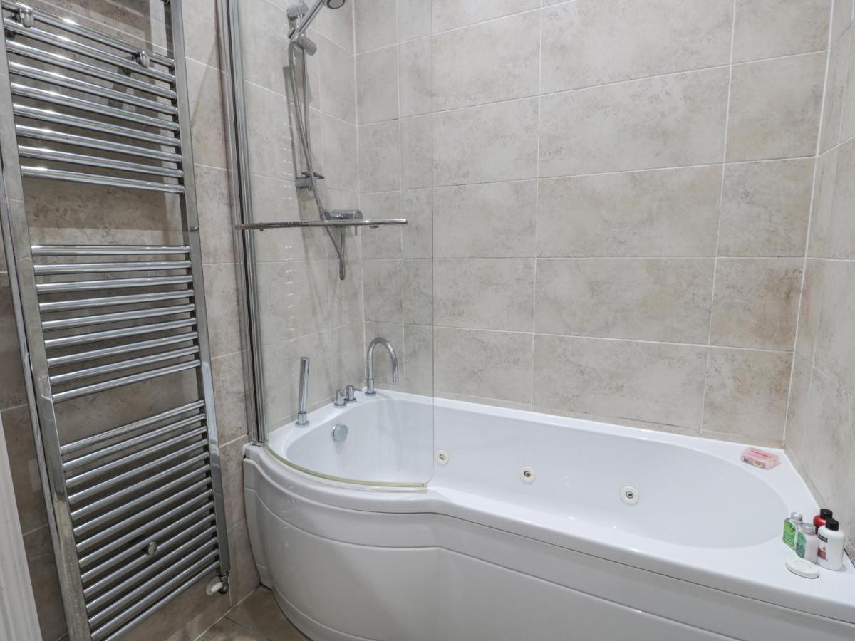 Flat 4 *