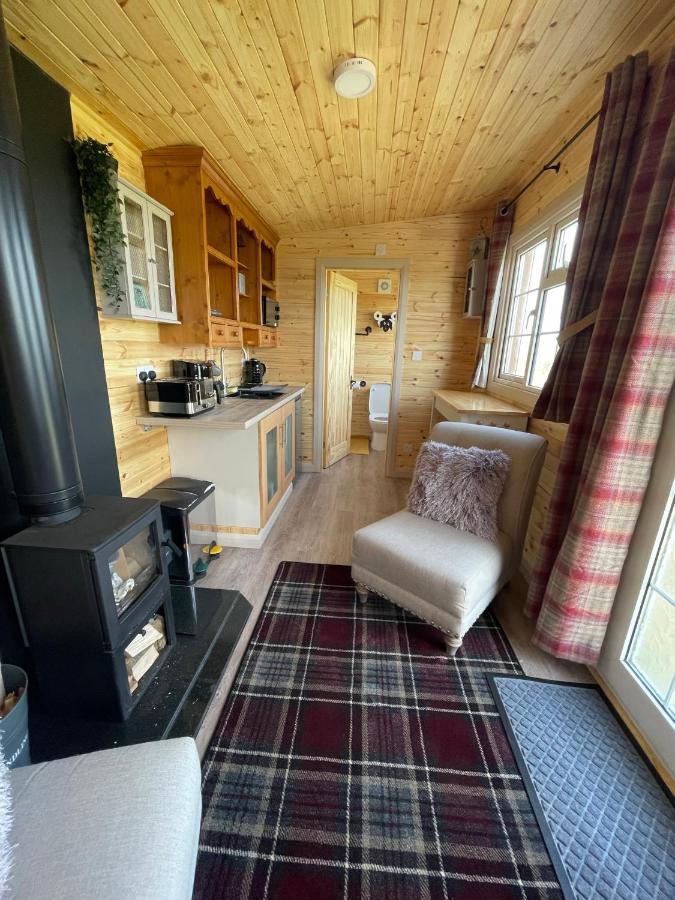 Chalet Keepers Shepherd Hut With Hot Tub *