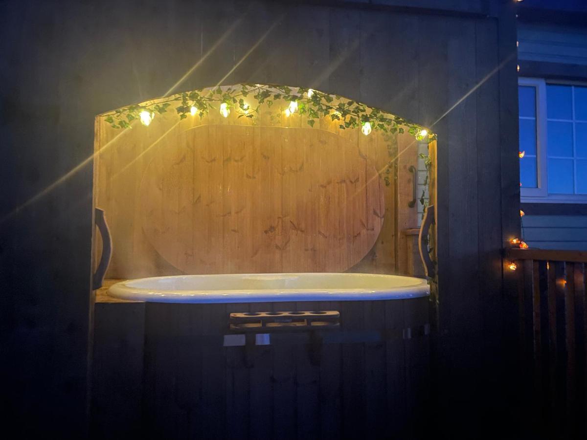 Chalet Keepers Shepherd Hut With Hot Tub