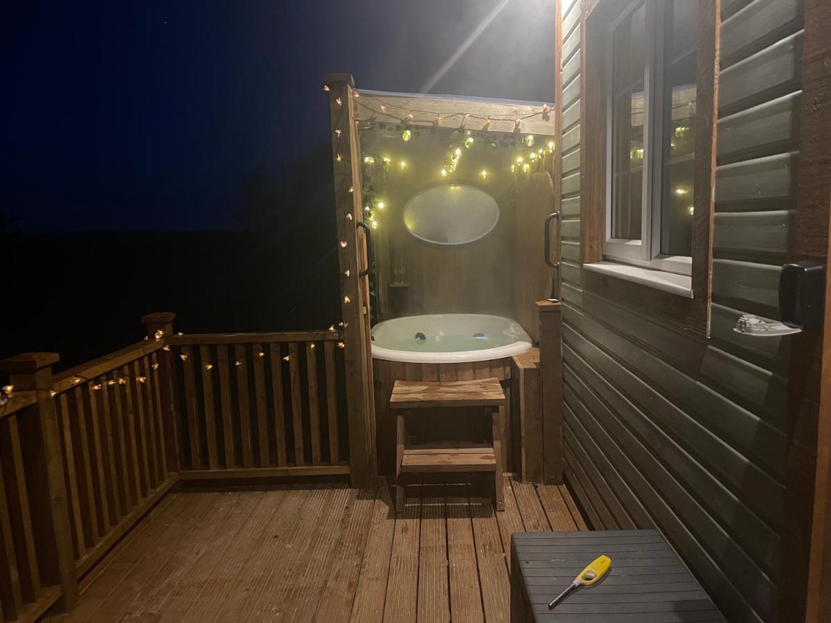 Chalet Keepers Shepherd Hut With Hot Tub