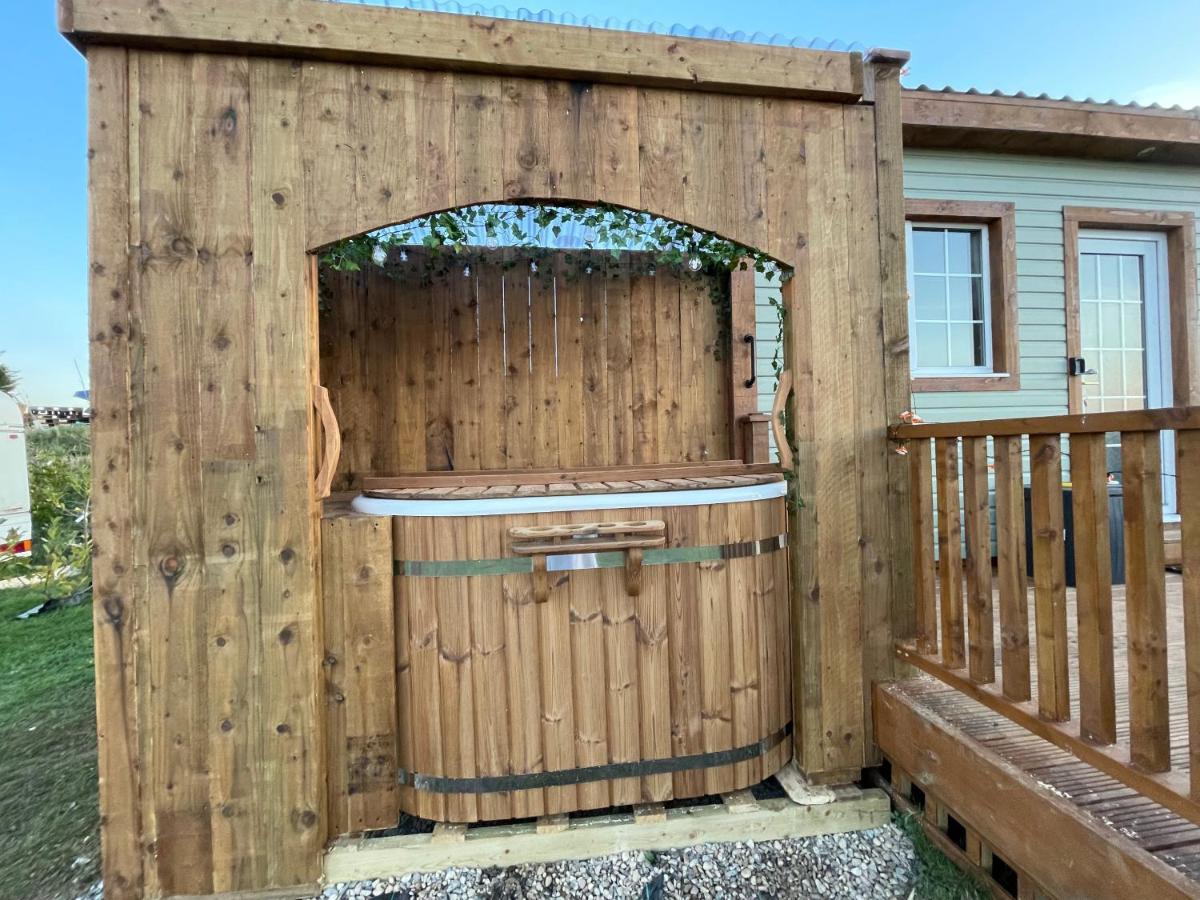 Keepers Shepherd Hut With Hot Tub Chalet