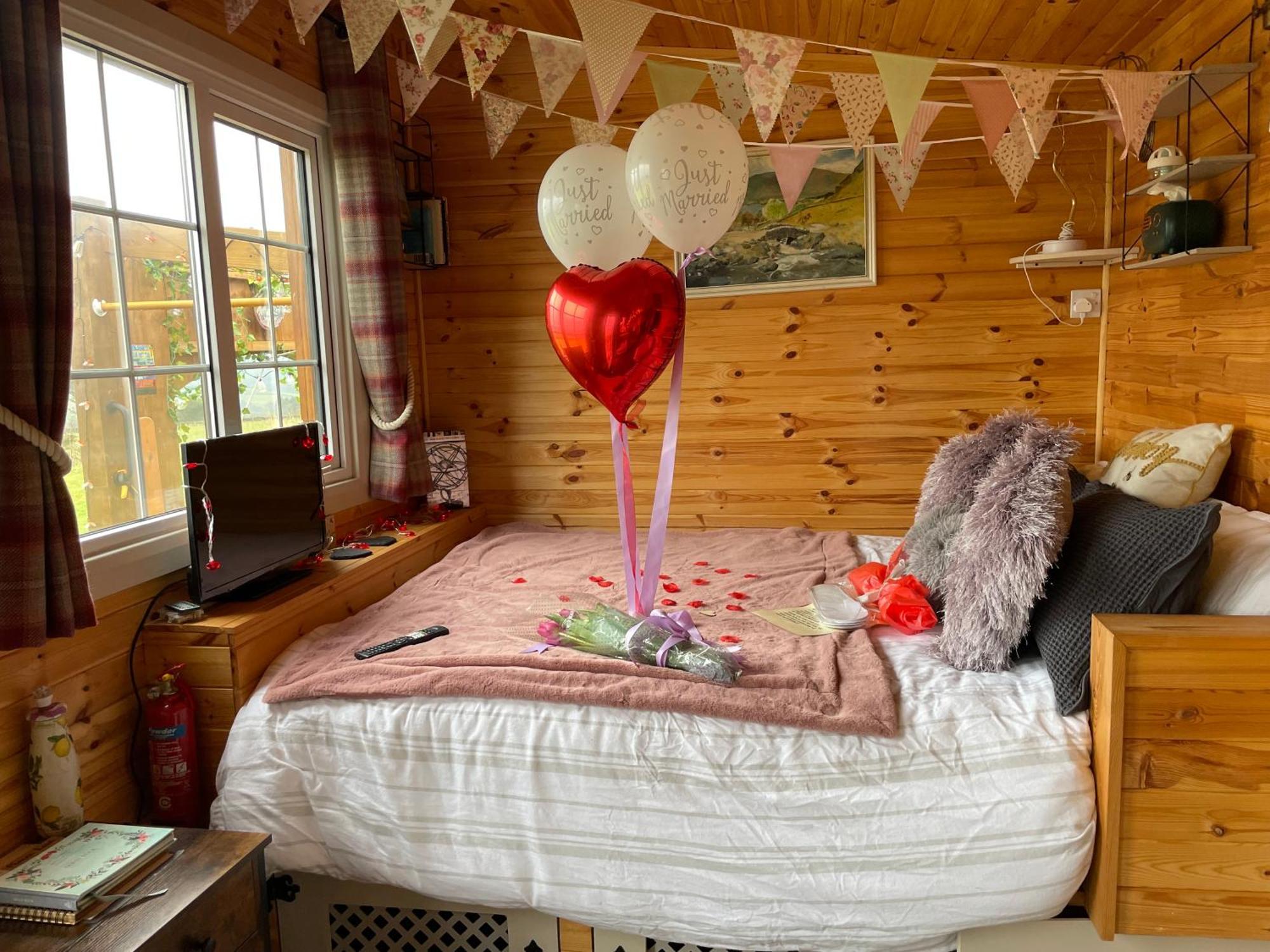 Keepers Shepherd Hut With Hot Tub Chalet *