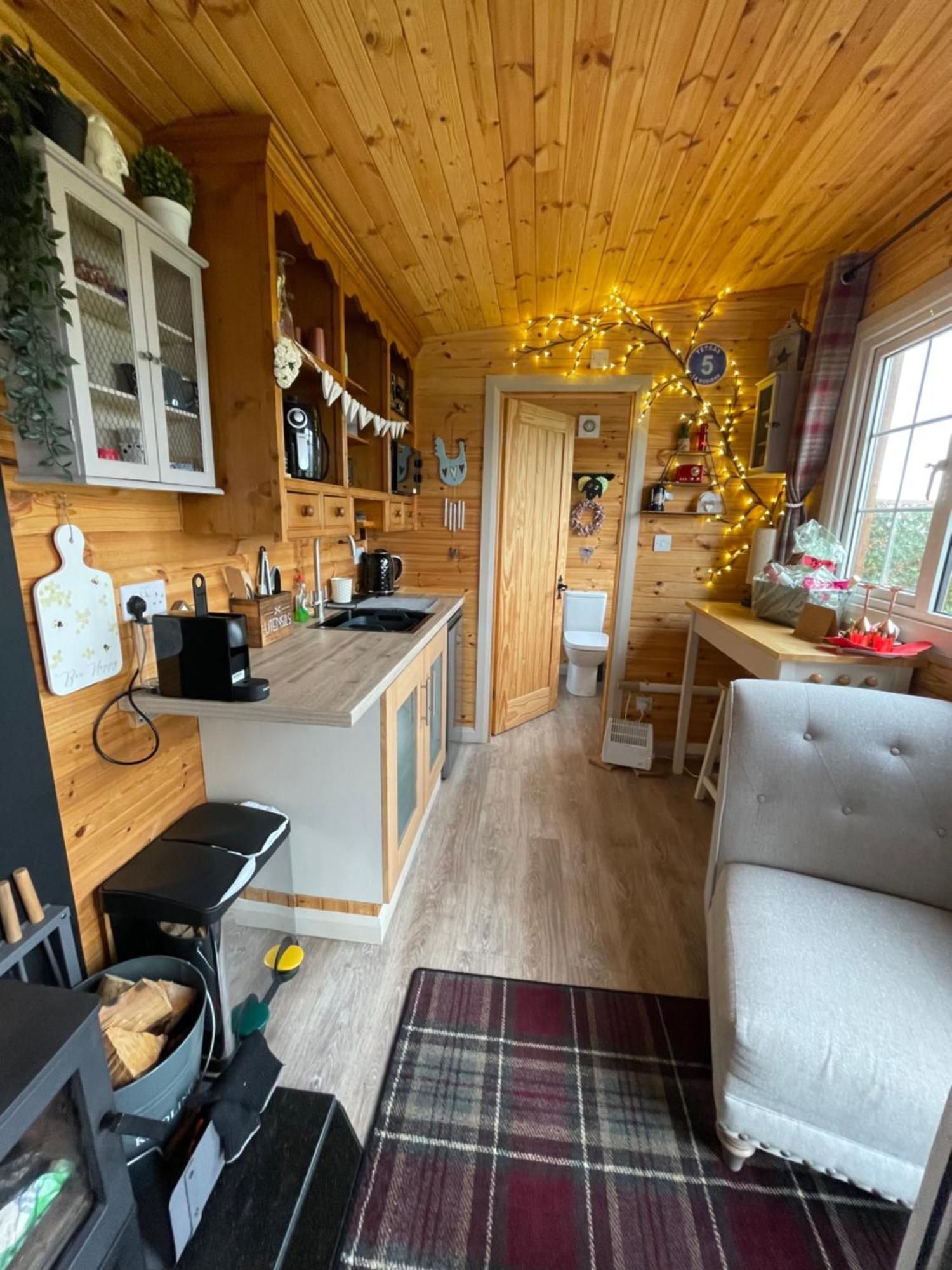 Chalet Keepers Shepherd Hut With Hot Tub