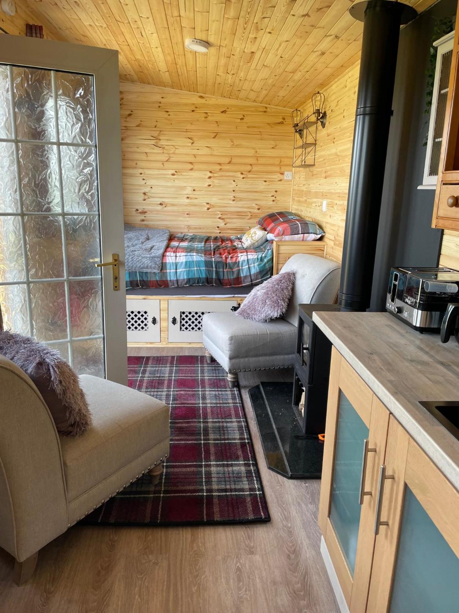 Chalet Keepers Shepherd Hut With Hot Tub
