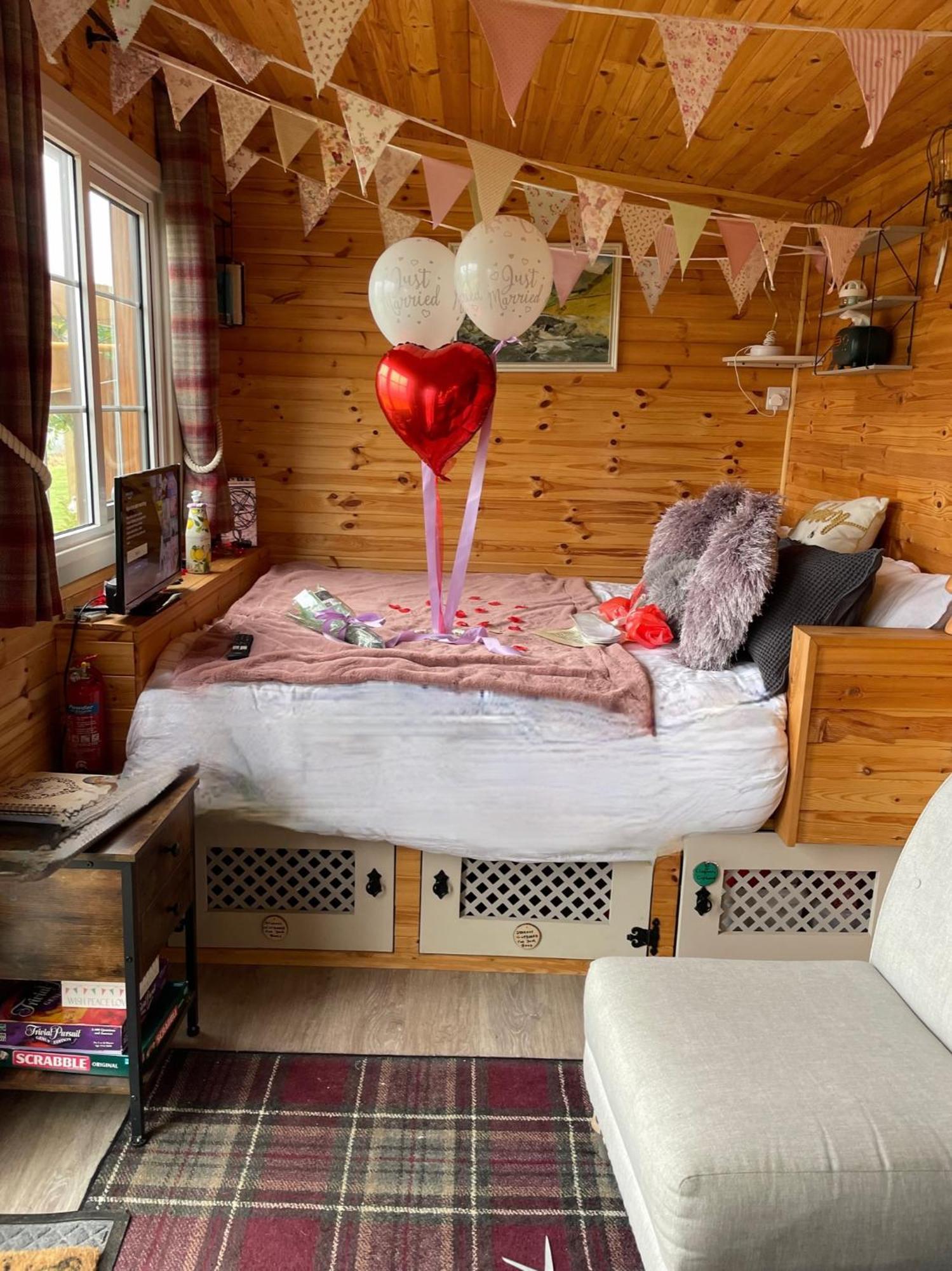 Chalet Keepers Shepherd Hut With Hot Tub