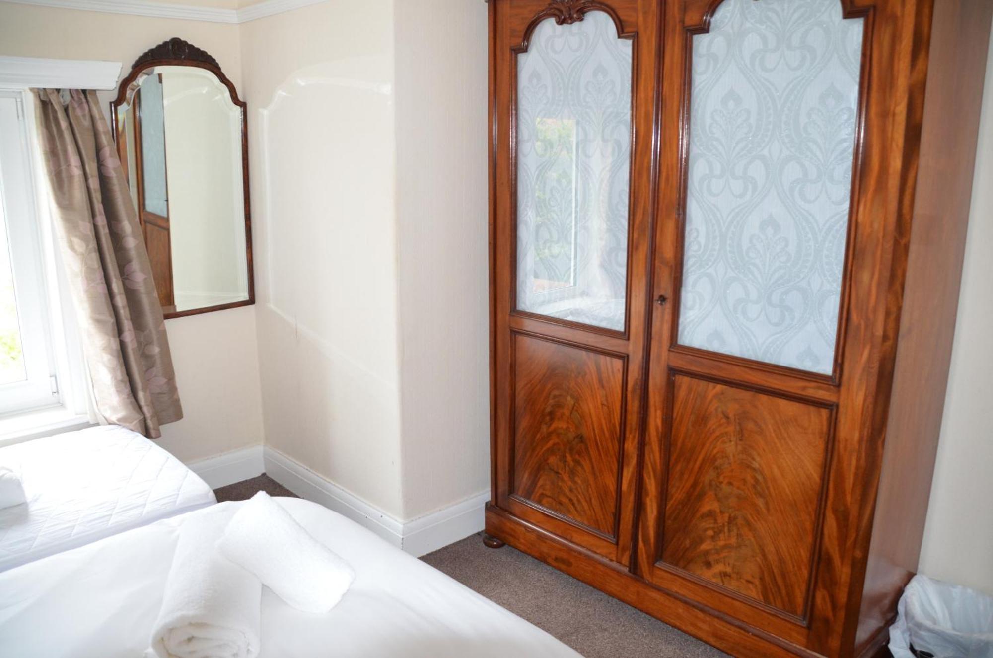 Seaview Large Flat Ideal For Two Families * Whitby