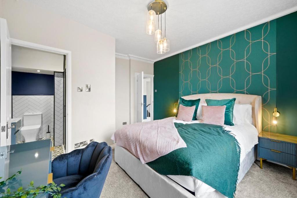 Holiday home Deluxe 5 Bed In - Parking - Hot Tub *
