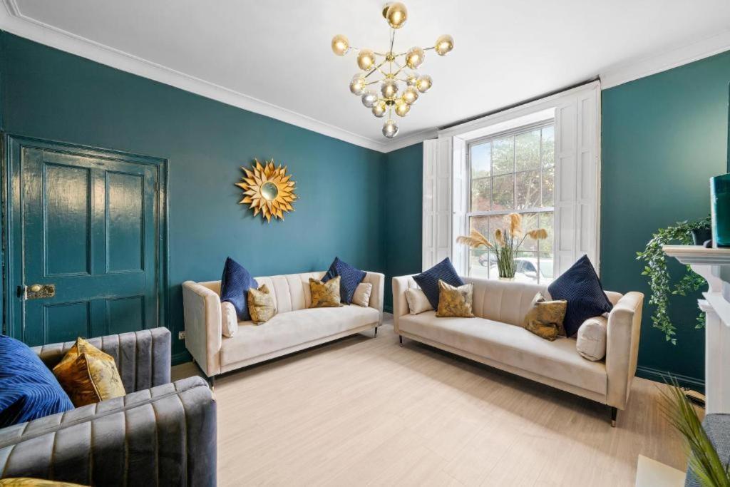 Deluxe 5 Bed In - Parking - Hot Tub Holiday home