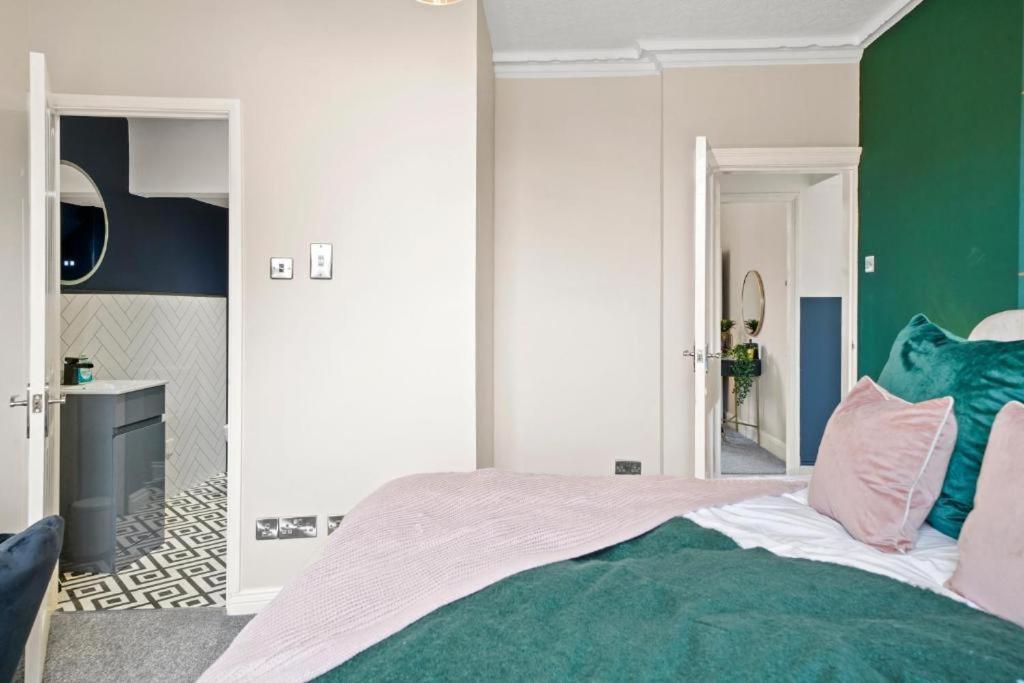 Deluxe 5 Bed In - Parking - Hot Tub Holiday home