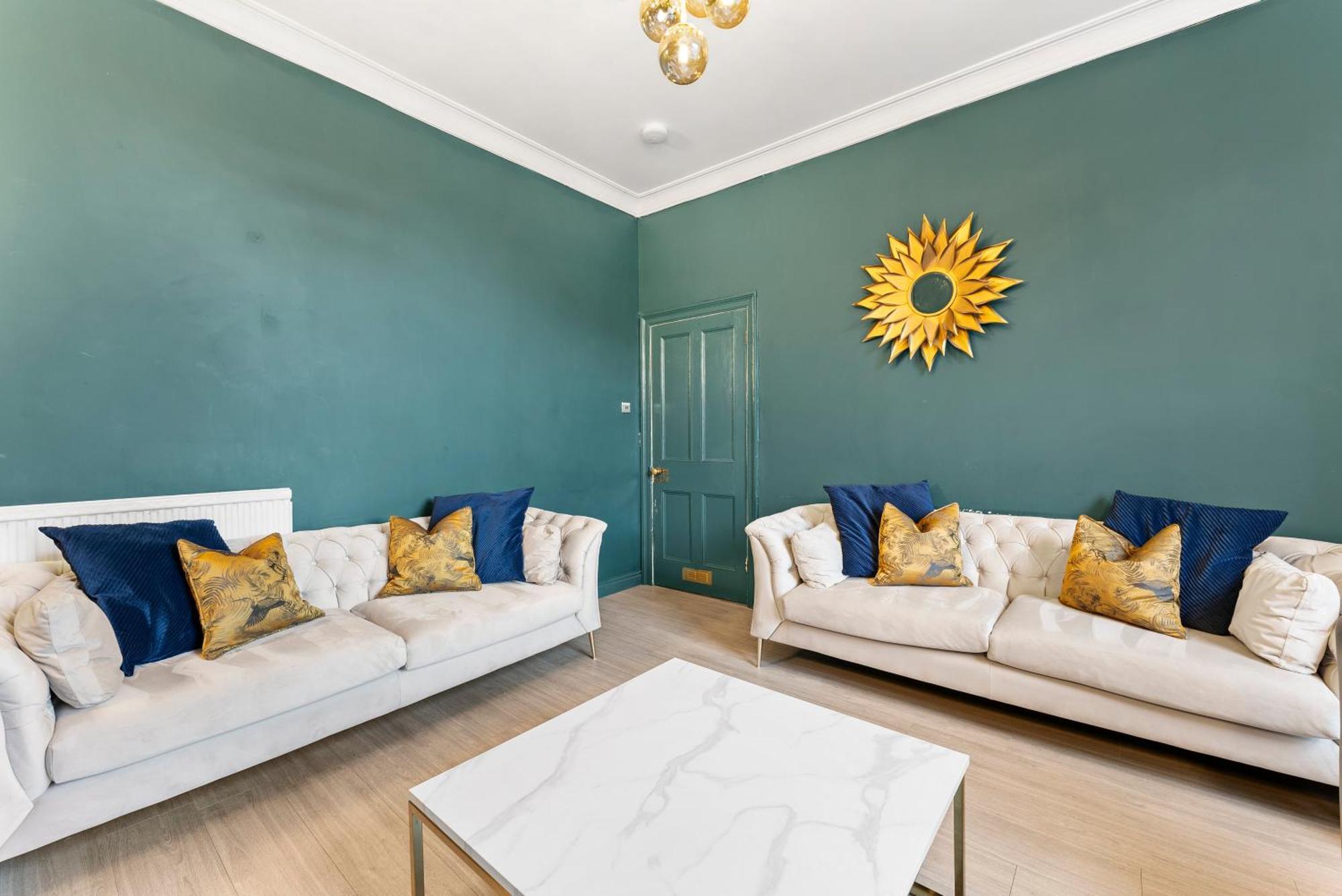 Deluxe 5 Bed In - Parking - Hot Tub Holiday home *