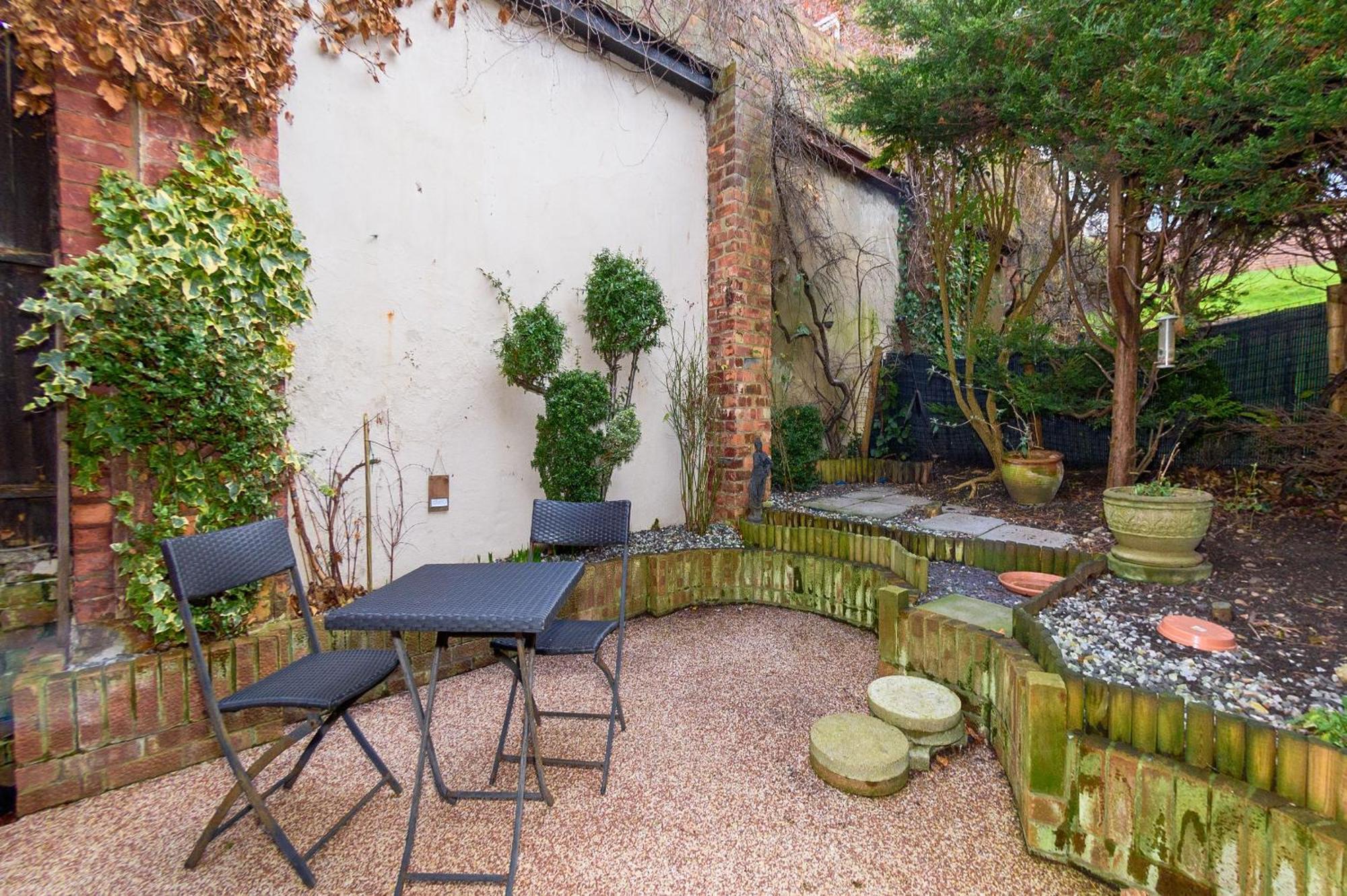 Apartment Courtyard With Free Onsite Parking, Garden, Short Flat Walk To Town *