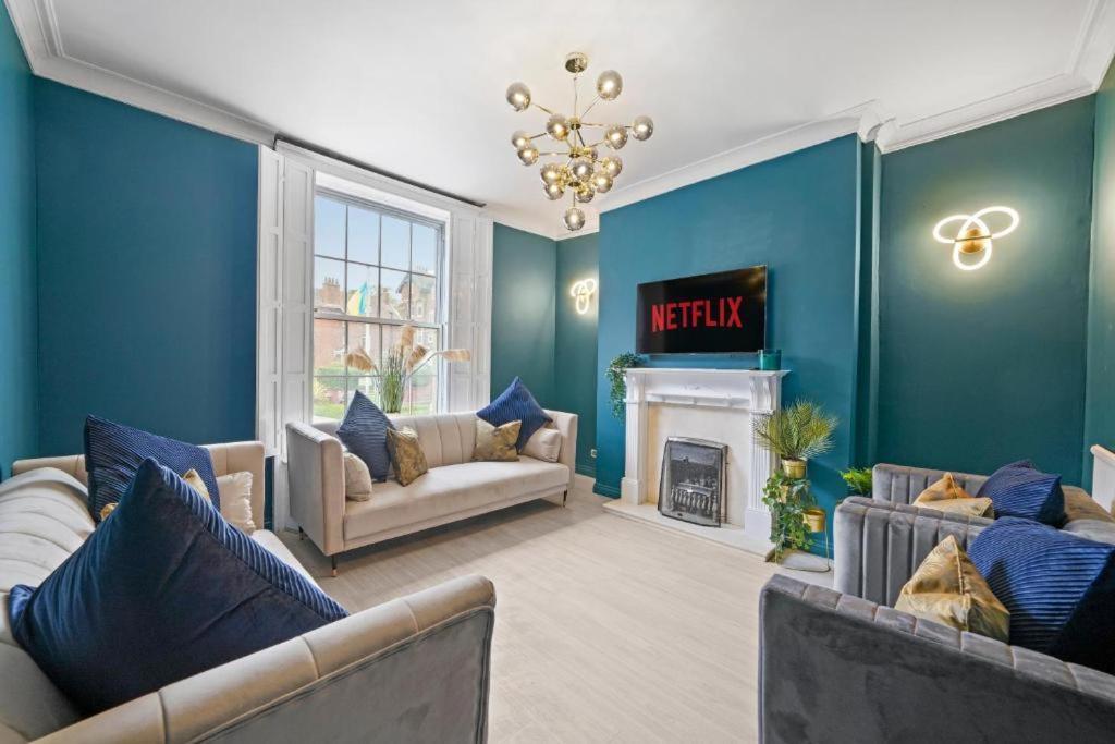 New! - Beautiful 5 Bed In - Hot-tub - Parking *