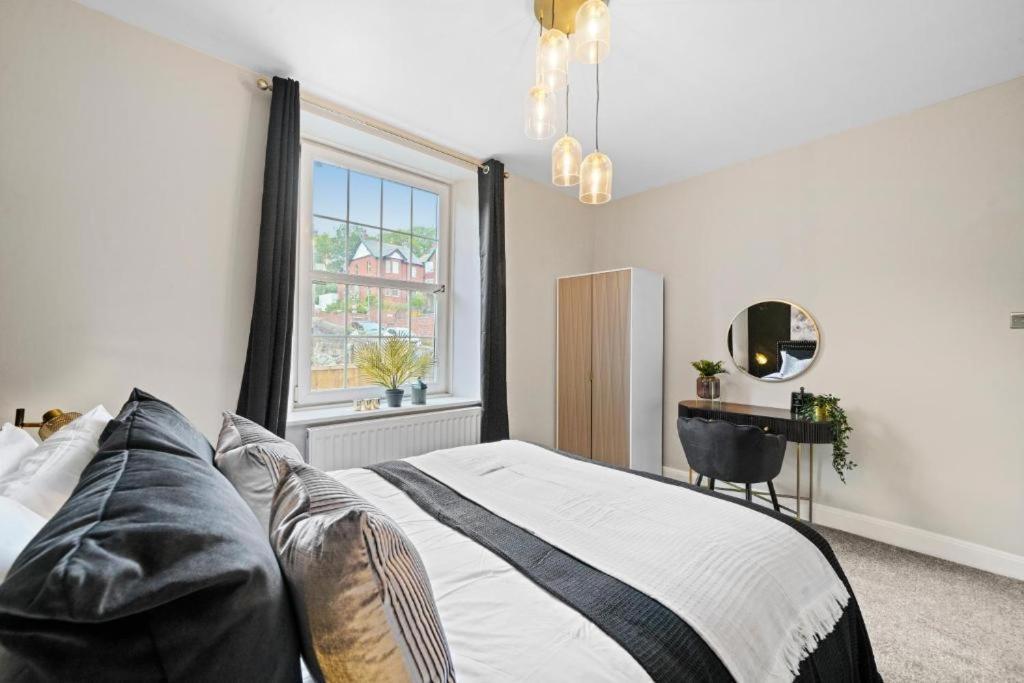 New! - Beautiful 5 Bed In - Hot-tub - Parking Whitby