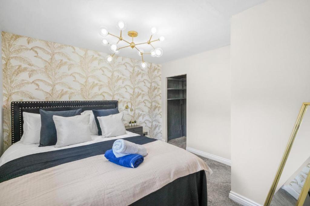 New! - Beautiful 5 Bed In - Hot-tub - Parking *