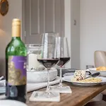 Sugar Reef - A Fantastic Modern House With Garden, Free Parking For 2 Cars, Free Use Of Electric Vehicle Point, Whitby Beach, Shops, Bars And Restaurants Just A 10 Minute Walk Away!