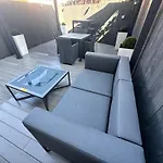 Sugar Reef - A Fantastic Modern House With Garden, Free Parking For 2 Cars, Free Use Of Electric Vehicle Point, Whitby Beach, Shops, Bars And Restaurants Just A 10 Minute Walk Away!