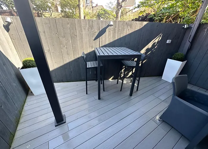 Sugar Reef - A Fantastic Modern House With Garden, Free Parking For 2 Cars, Free Use Of Electric Vehicle Point, Whitby Beach, Shops, Bars And Restaurants Just A 10 Minute Walk Away!