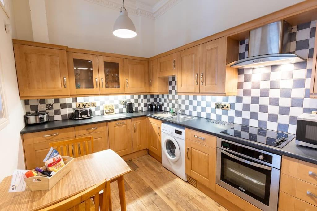 Luxury Nautical Large - 2 Bedroom - Centre - Free Private Parking Whitby