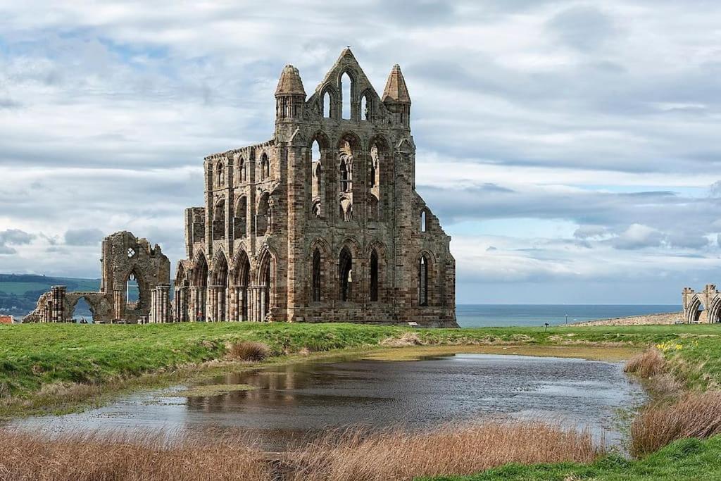 Luxury Nautical Large - 2 Bedroom - Centre - Free Private Parking Holiday home Whitby
