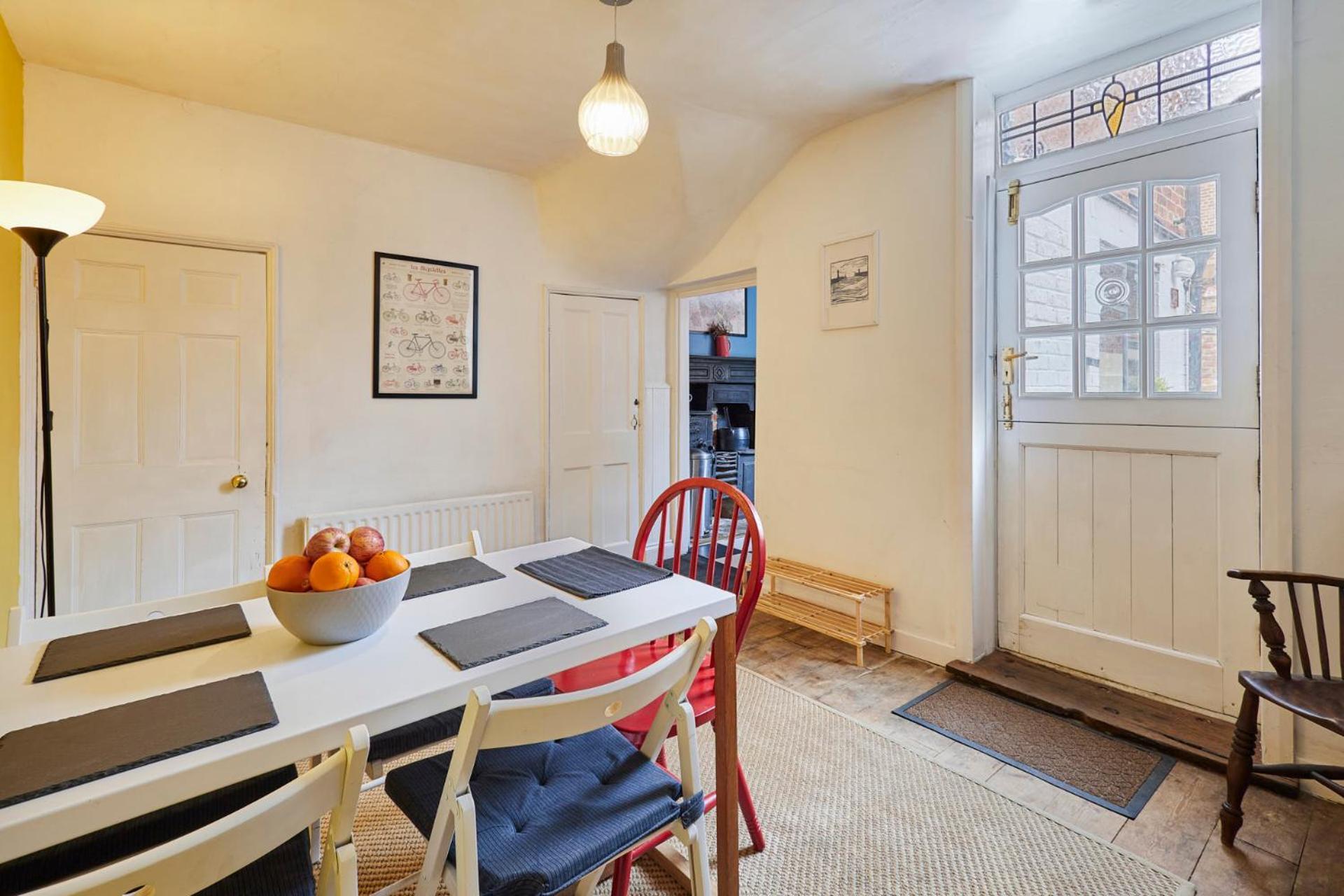 Host & - Clarence Place *